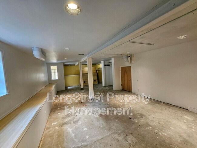 Building Photo - 10309 NW Thompson Rd