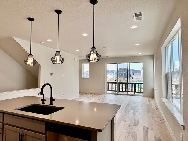 Building Photo - Luxury 3 Bedroom Townhome in the Heart of ...