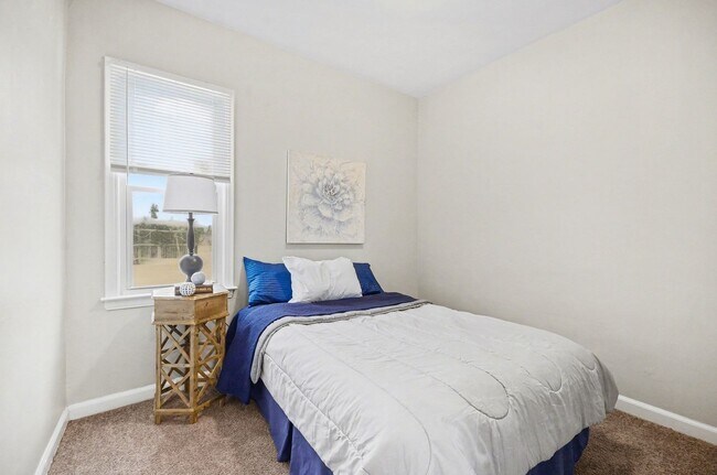 Building Photo - Bright, Clean 3 bed/1 bath- Move In Ready