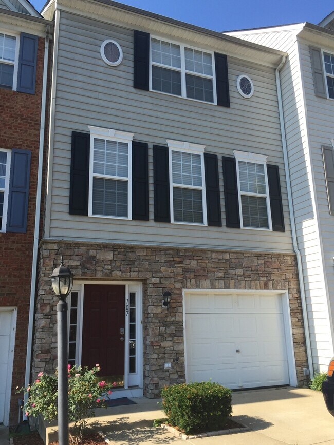 Building Photo - COZY TOWNHOUSE - Minutes to Quantico