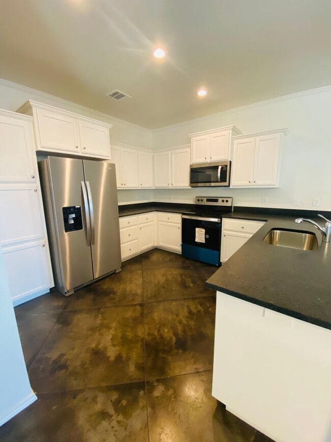 Building Photo - Stunning New 3/2 Townhomes