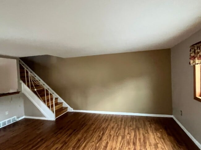 Building Photo - 124 Meadow Ln