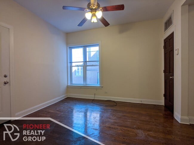 Building Photo - 857 W Cornelia Ave