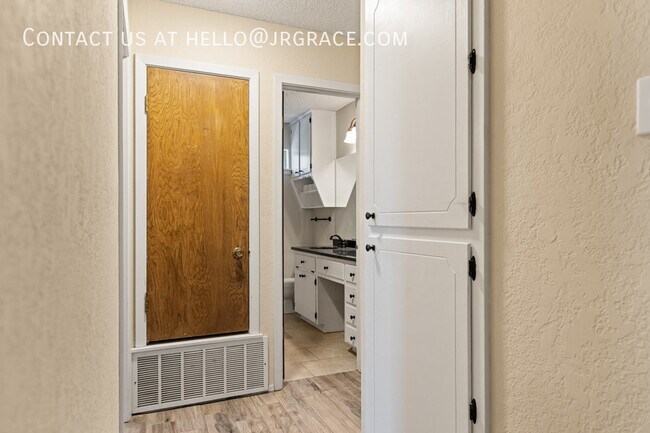 Building Photo - 429 Lindenwood Ln W