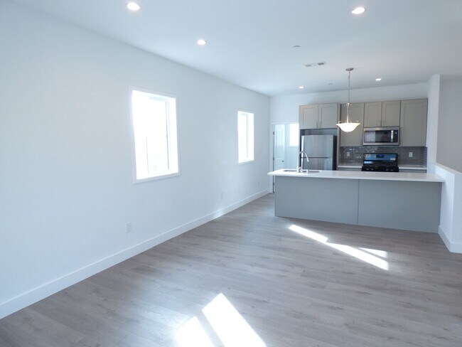 Building Photo - 4 Bedroom Unit with 2 Car Parking!