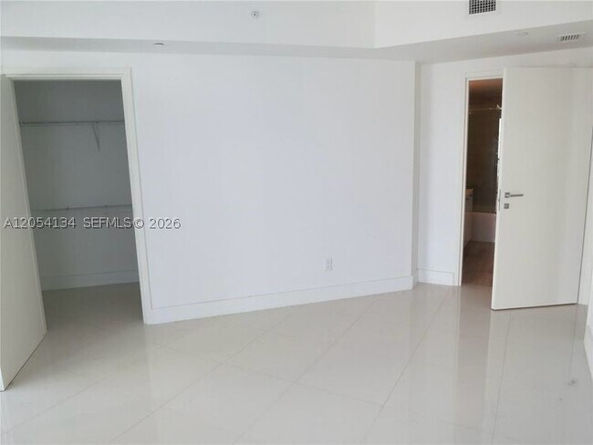 Building Photo - 1300 Brickell Bay Dr