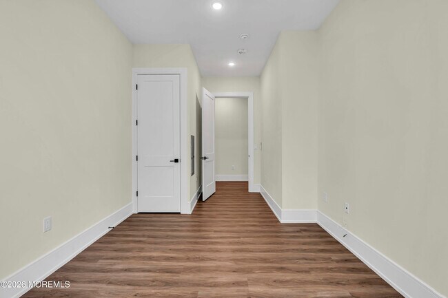 Building Photo - 527 Bangs Ave