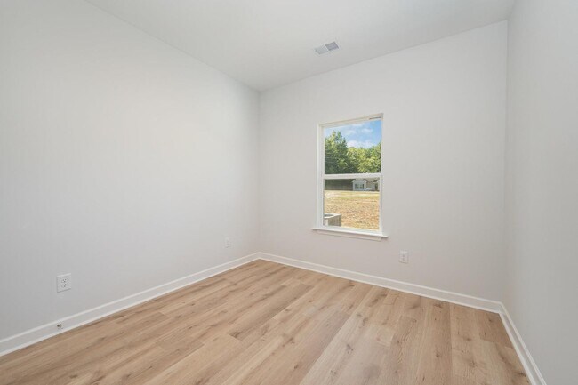 Building Photo - 605 Queens Rd