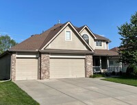 Building Photo - Don't Miss Out On This Gem in Papillion