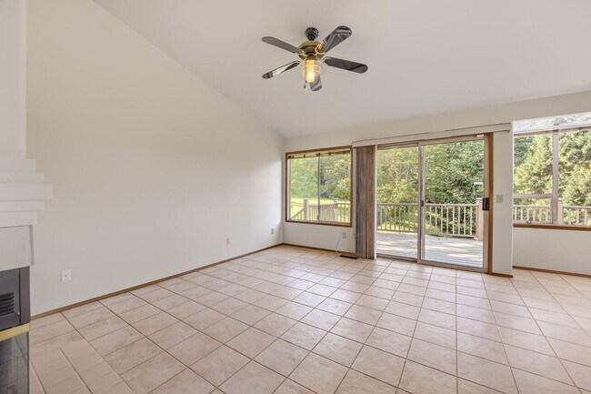 Building Photo - Well-Equipped 3 Bed 2 Bath Renton Home w/ 2-Car Attached Garage!