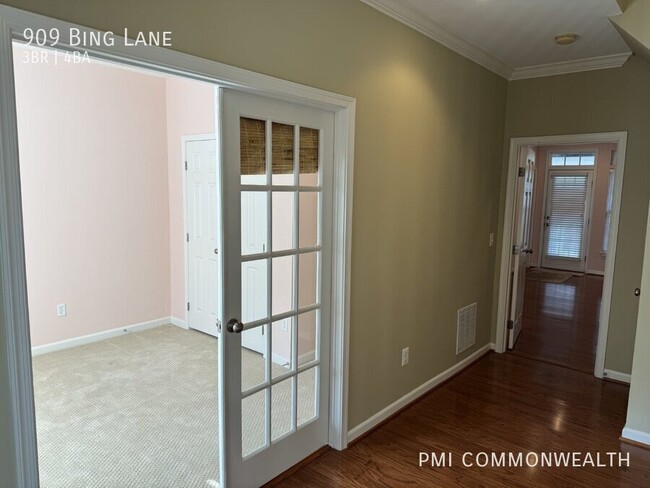 Building Photo - 3 bed/3.5 bath townhouse (available now)