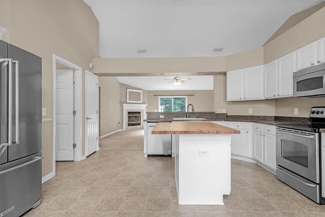 Building Photo - Pet Friendly Home Available Now!
