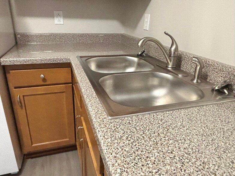 Building Photo - 225 Hillview Ln