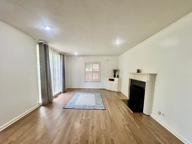 Building Photo - Move-in Ready Brookside Bungalow!