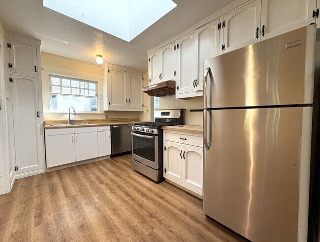 Building Photo - Charming 2-Bedroom Home with Spacious Back...