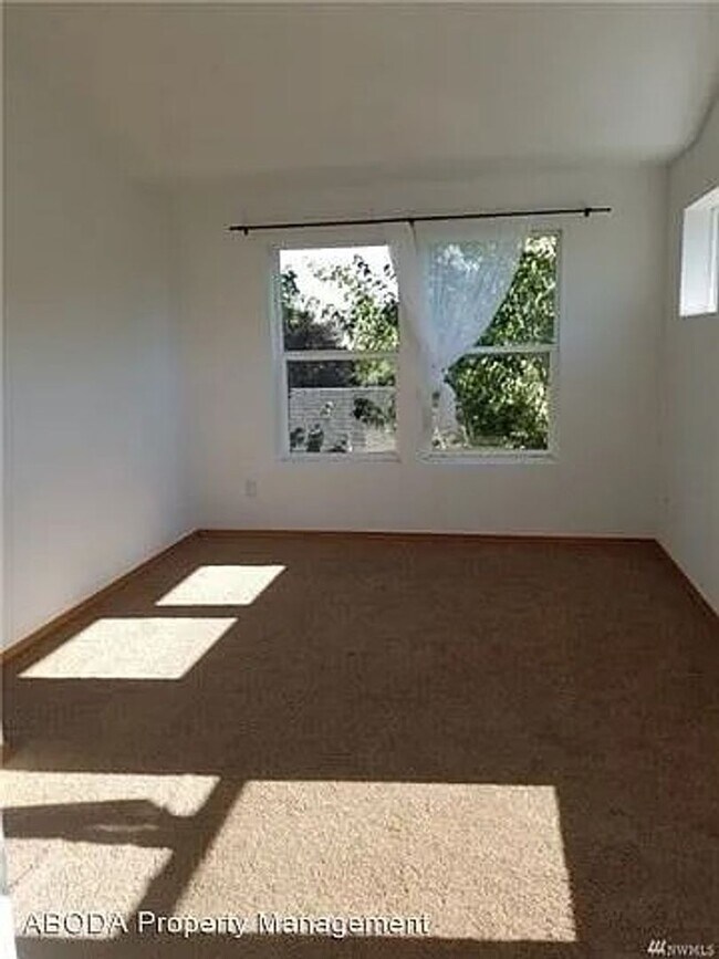 Building Photo - Spacious 4 Bedroom Townhome with Private Fenced Yard!