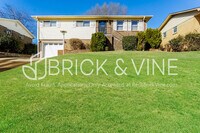 Building Photo - 624 Old Pine Rd