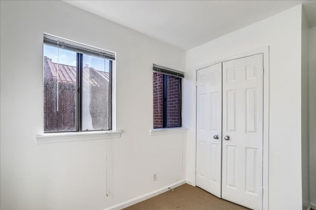 Building Photo - Updated townhome in popular Paper Mill Cou...