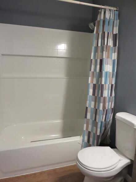 Building Photo - 7 S Daisy Ave