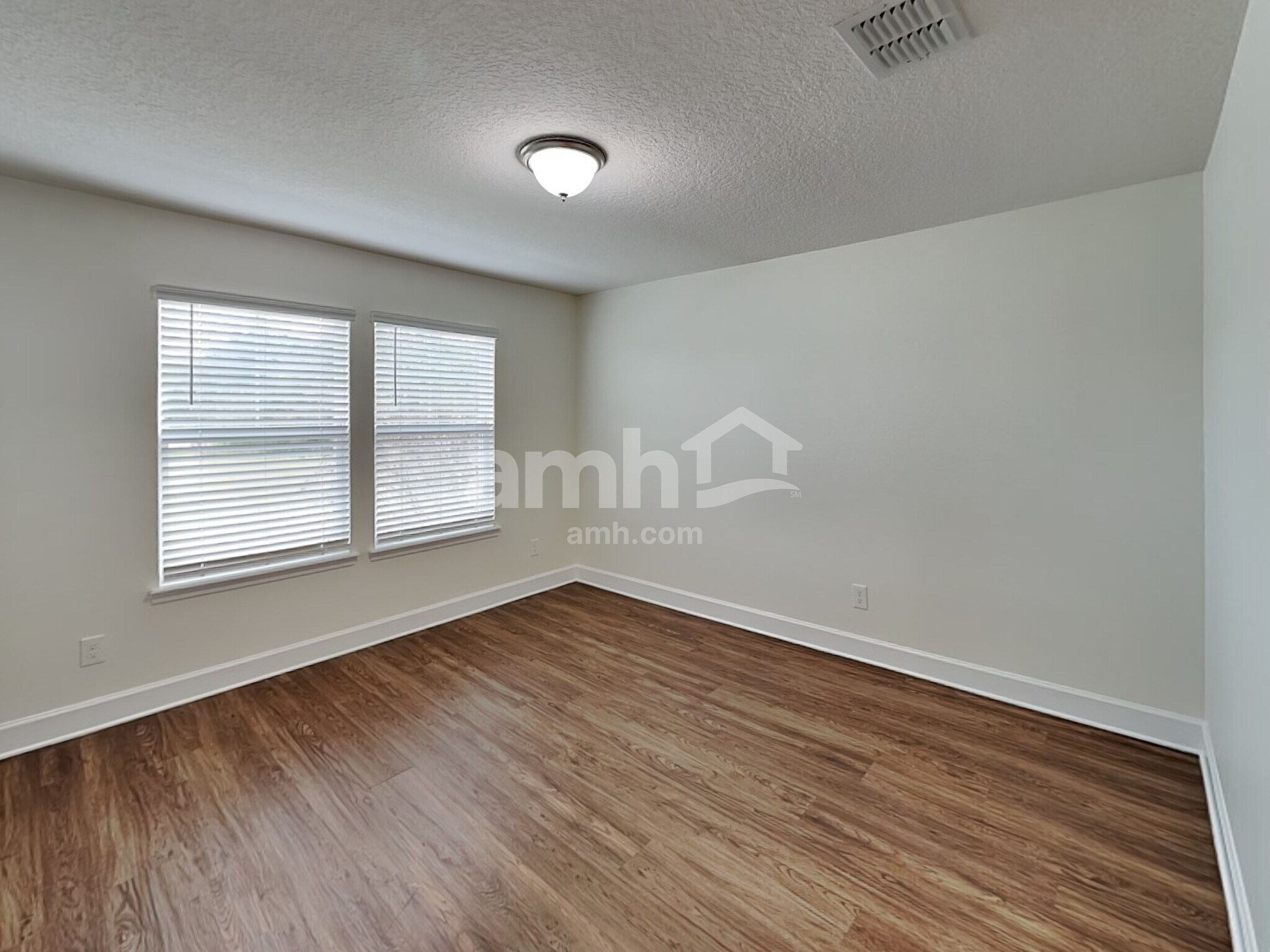 Building Photo - 2437 S Park Ave