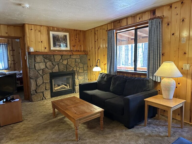 Building Photo - 237 E White Mountain Blvd