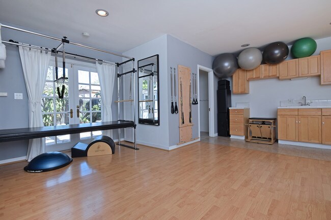 Building Photo - 10633 Chiquita St