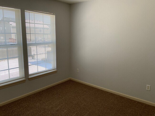 Building Photo - 424-424 Eisenhower St