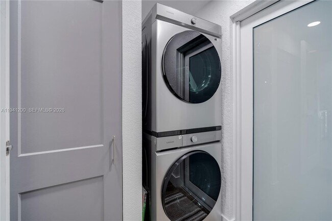 Building Photo - 1931 SW 22nd Ave