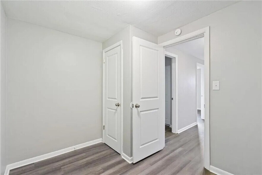 Building Photo - 2703 Woodstock Ave