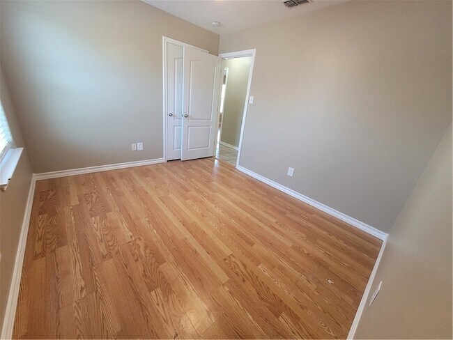 Building Photo - 508 Lakeside Dr