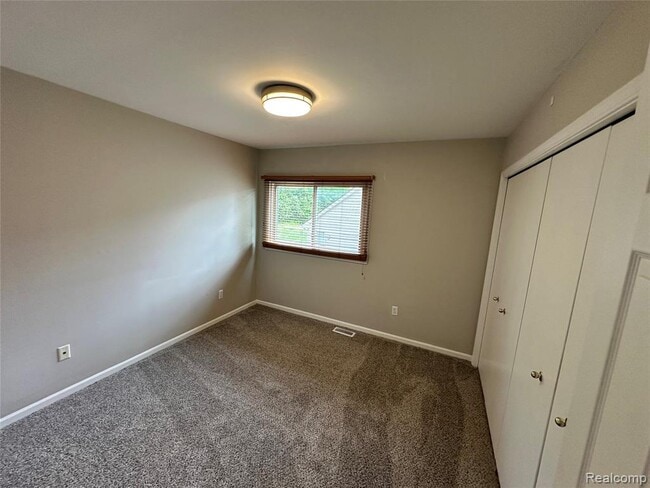 Building Photo - 28240 Golf Pointe Blvd