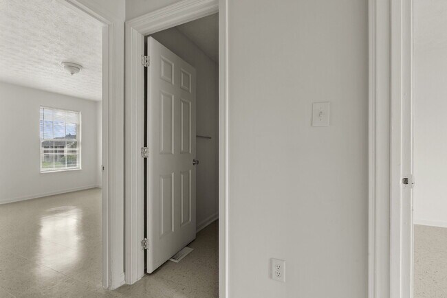 Building Photo - Charming Two Bedroom Townhome in South Louisville, Family-Friendly Neighborhood!