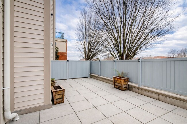 Building Photo - 1 Bed 1 Bath Plus Den - Silver Spring Condo - Garage Parking Space