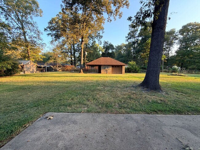 Building Photo - 9103 Dogwood Trail