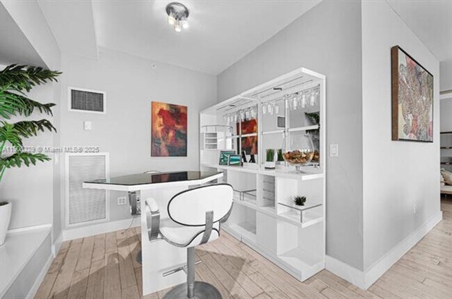 Building Photo - 1435 Brickell Ave