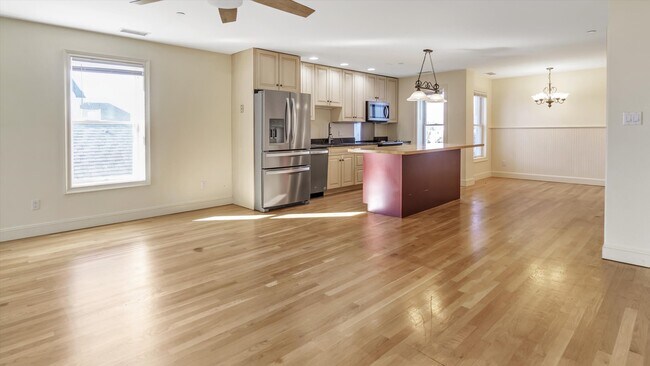 Building Photo - 148 Main St