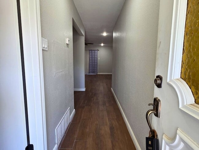 Building Photo - 209 Eller Ave