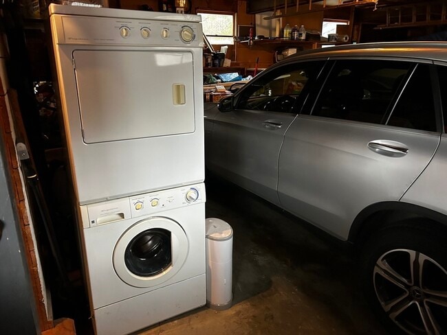 Building Photo - 46 Elm St