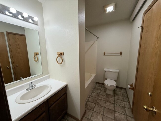 Building Photo - Sunrise Estates - 213