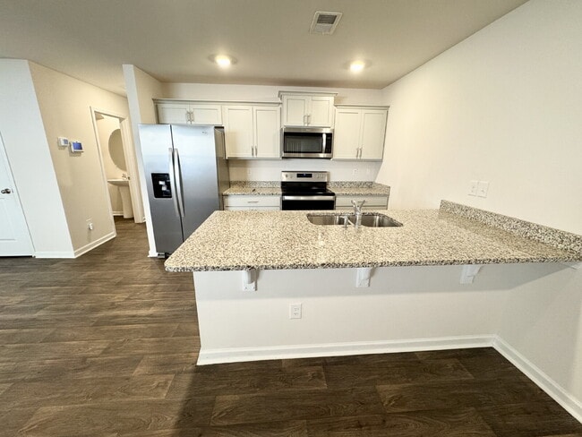 Building Photo - Charming 3-bedroom townhome ready to welcome a new family!