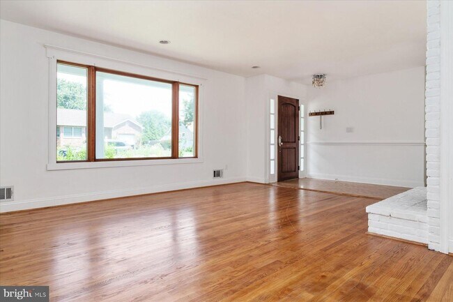 Building Photo - 109 Lake View Drive