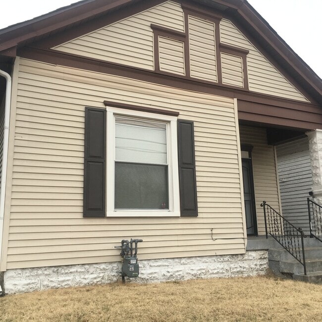 Building Photo - Large 3 bedroom one bath home