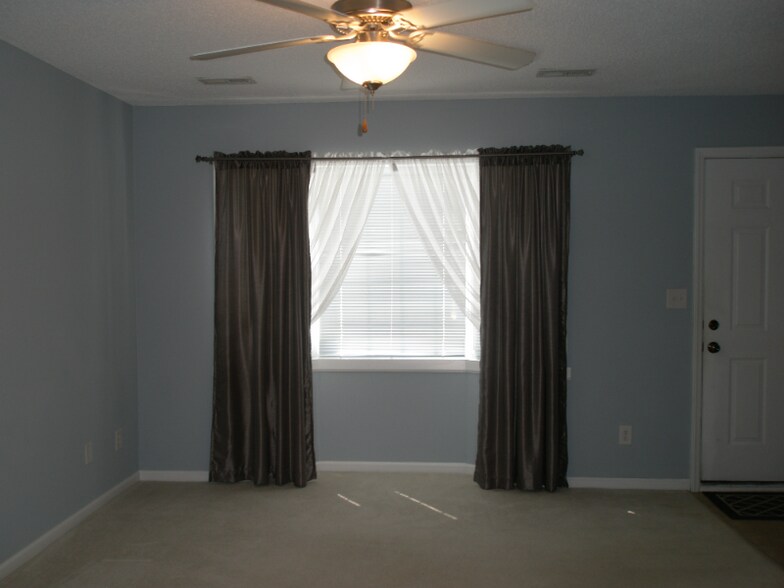 Building Photo - 2330 Vineyard Dr