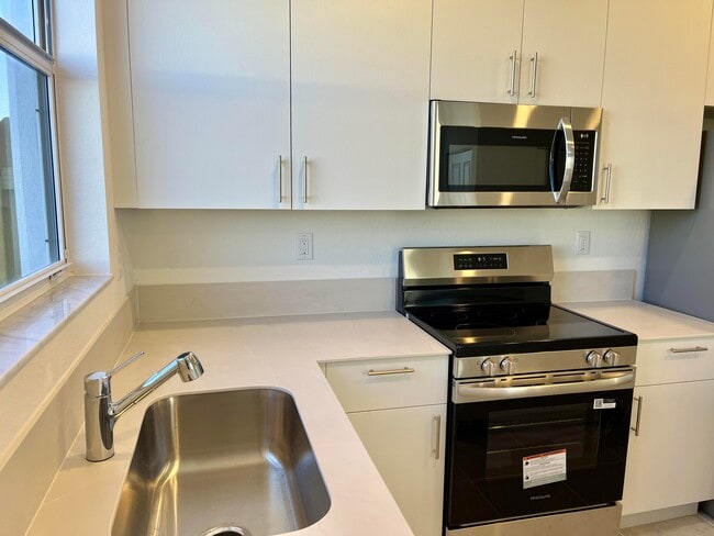 Building Photo - 2776 SE 26th Ave