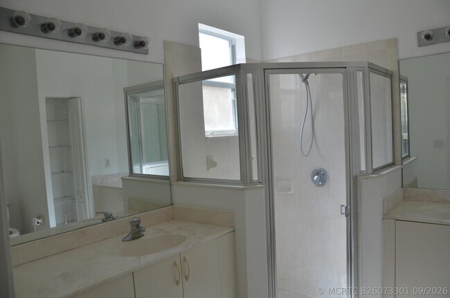 Building Photo - 4106 NE 22nd Ct
