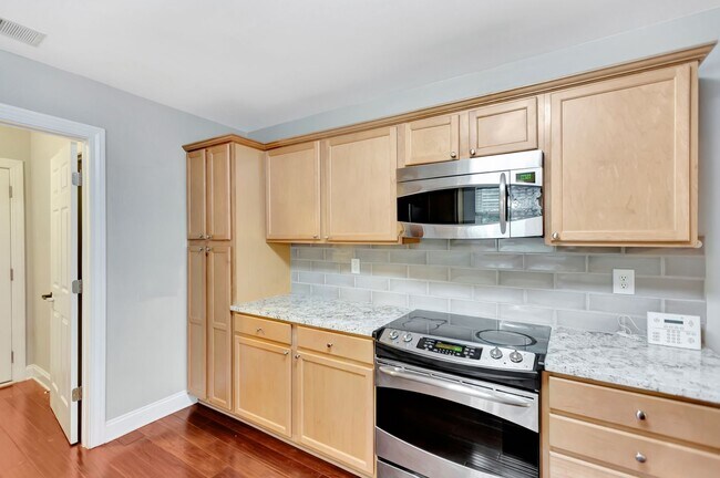 Building Photo - Unbeatable Location – Just 6 Minutes to Do...