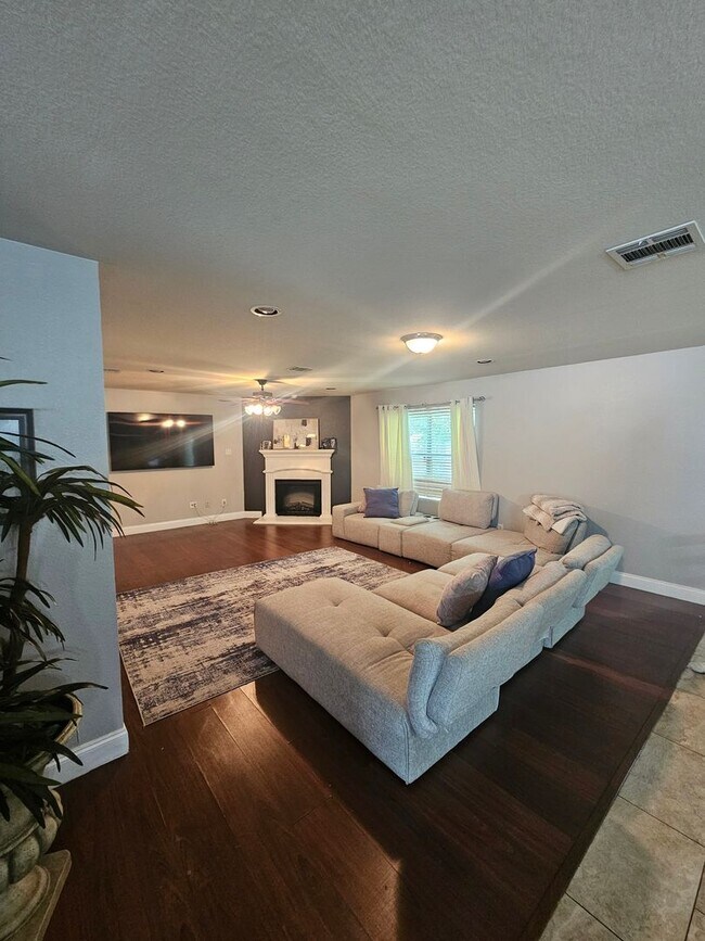 Building Photo - 3 BR/2.5BA | Updated Single Family Home | 2-Car Garage Parking | In Grand Prairie!