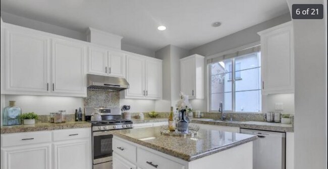 Building Photo - End Unit Townhome with Privacy and Lots of...