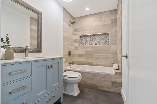 Building Photo - Modern and Spacious 4 Bed + 2.5 Bath Home