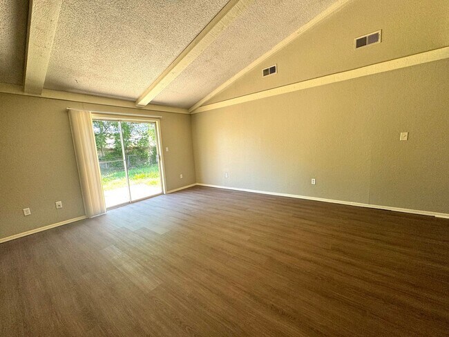 Building Photo - 39th Place Duplex